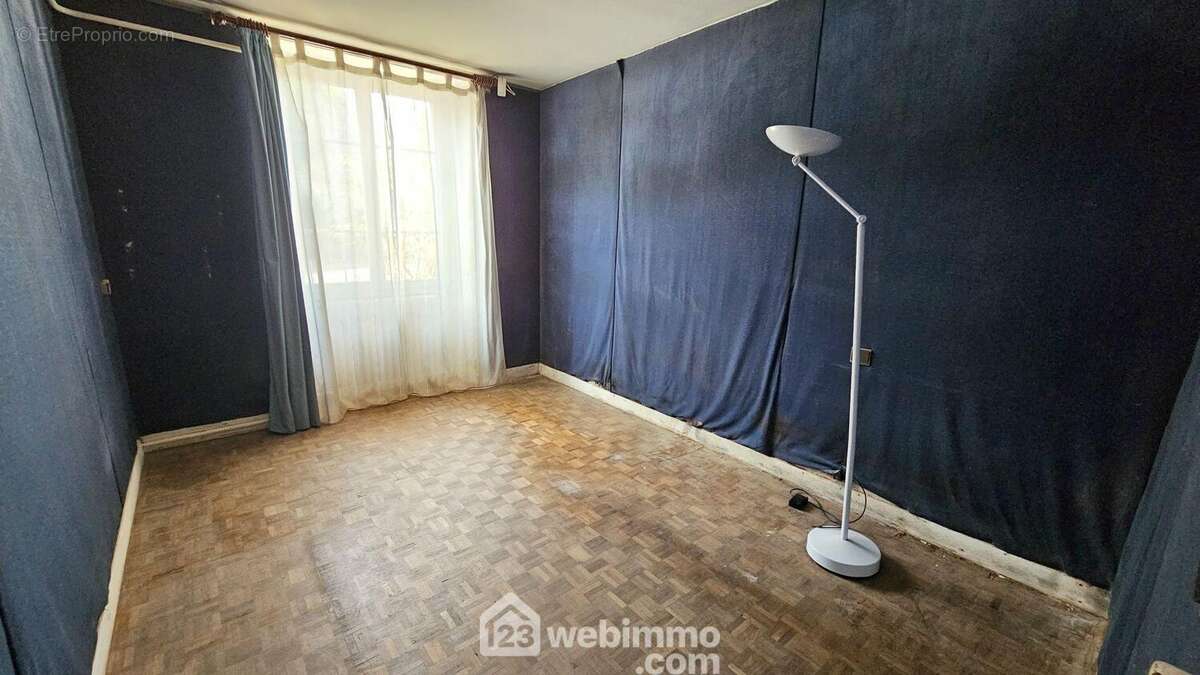 Au RDC, une chambre de 11 m² toute parquetée. - Maison à MOIGNY-SUR-ECOLE