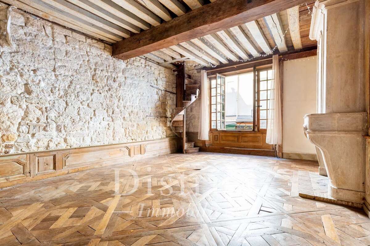 Île Saint Louis - Duplex de charme de 83 m² à rénover - photo 2
