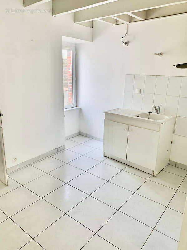 Maison de bourg / 2 ch + cour + dépendance - photo 3