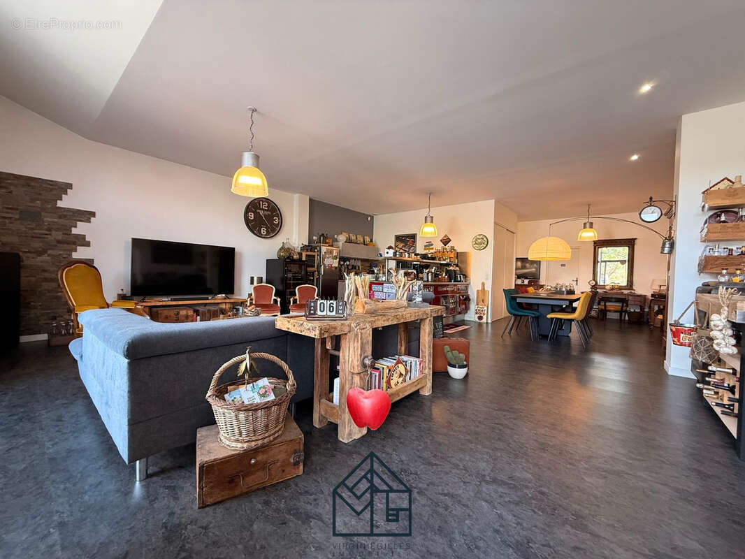 Appartement spacieux avec immense terrasse, centre ville, au calme - photo 3