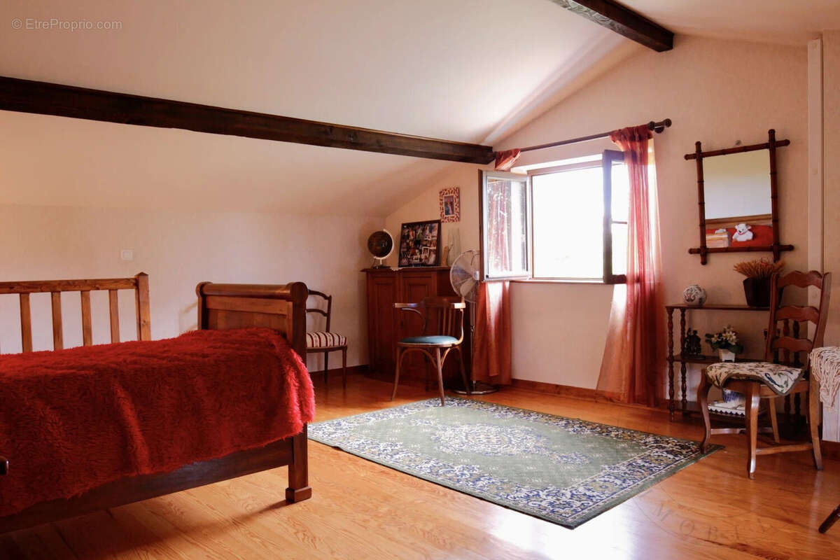 Maison 92 m² à Saint-Genis-Laval  - photo 7