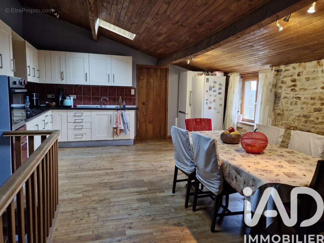 Maison 330 m² à Beaulieu-Sur-Sonnette  - photo 9