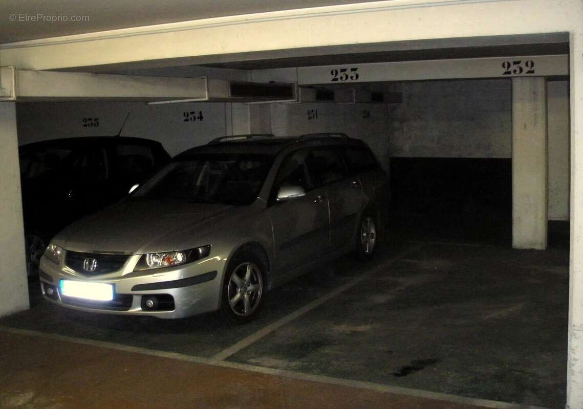 Parking à PARIS-9E