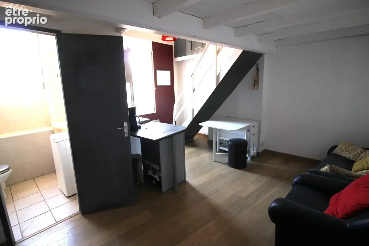 NIMES CENTRE VILLE Studio avec mezzanine de 22.34 m2 LC au 2ème et dernier étage. Copro soignée. - photo 6