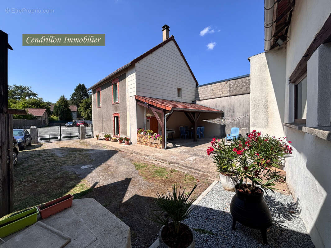 Maison à AZAT-CHATENET