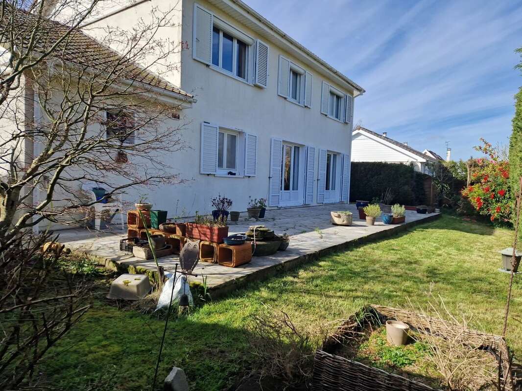 Maison à VOISINS-LE-BRETONNEUX