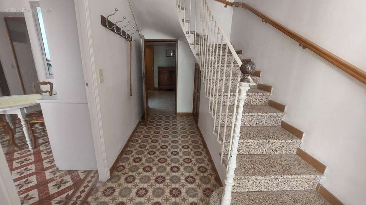 AVIGNON – Quartier Croix Rouge – Maison 5 pièces avec garage et jardin arboré - photo 3