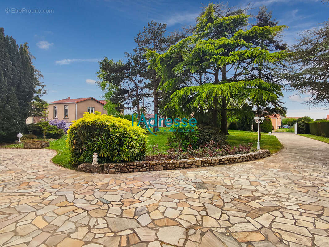 Maison à MONTREVAULT