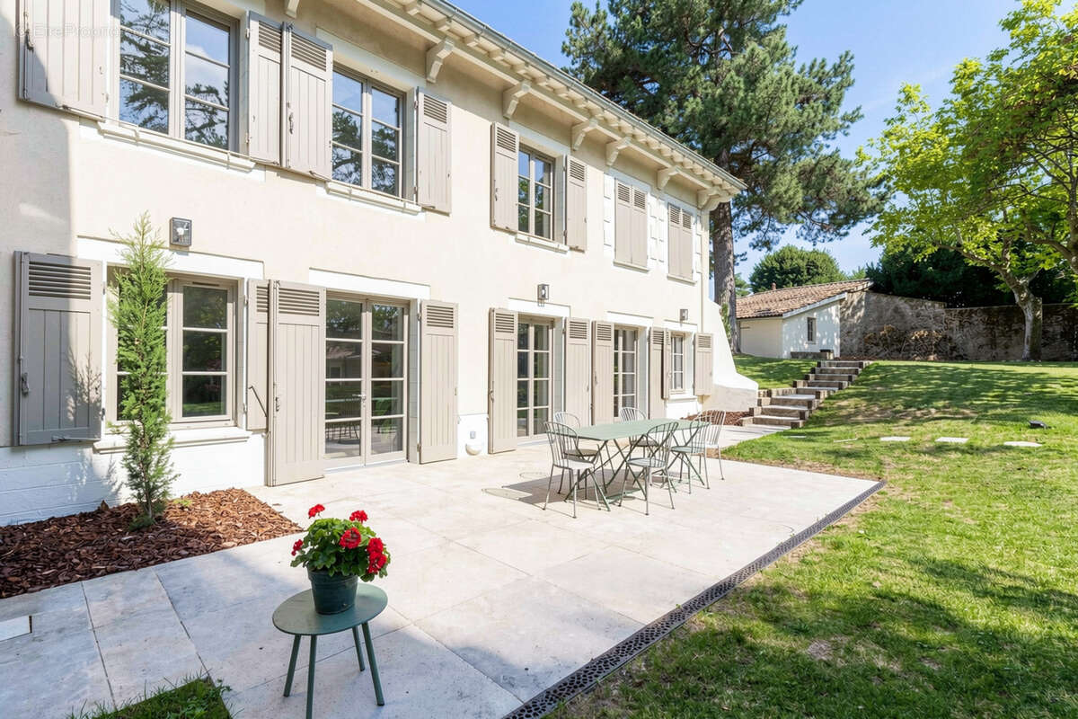 Hauteurs de Saint-Cyr-au-Mont-d'Or   Propriété de Maître de 340 m2 - 8 pièces 5 suites - photo 5