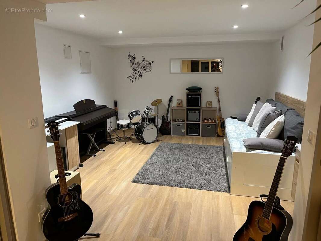 Dickjan POPPEMA d'eXP France vous propose une belle maison avec 5 chambres, terrain constructible attenant, idéal famille ou profession libéral - Maison à PIERREVERT