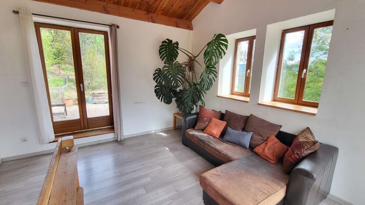 Maison à SAINT-MELANY