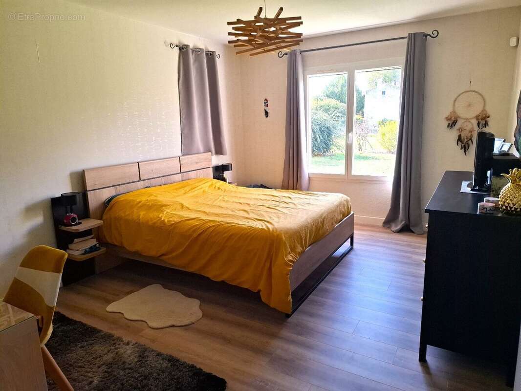 Maison à SAINT-MEME-LES-CARRIERES