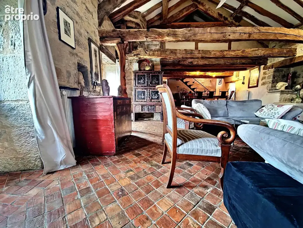 Belle et grande bâtisse dans un hameau. - photo 7