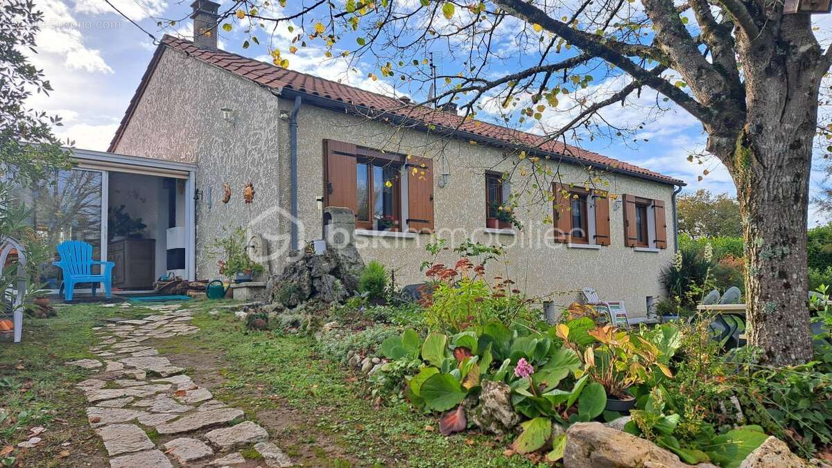 Maison à LEGUILLAC-DE-L&#039;AUCHE