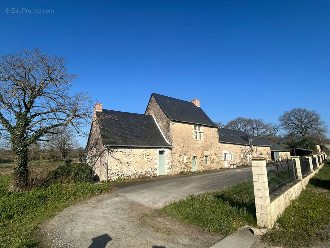 Maison à BECON-LES-GRANITS
