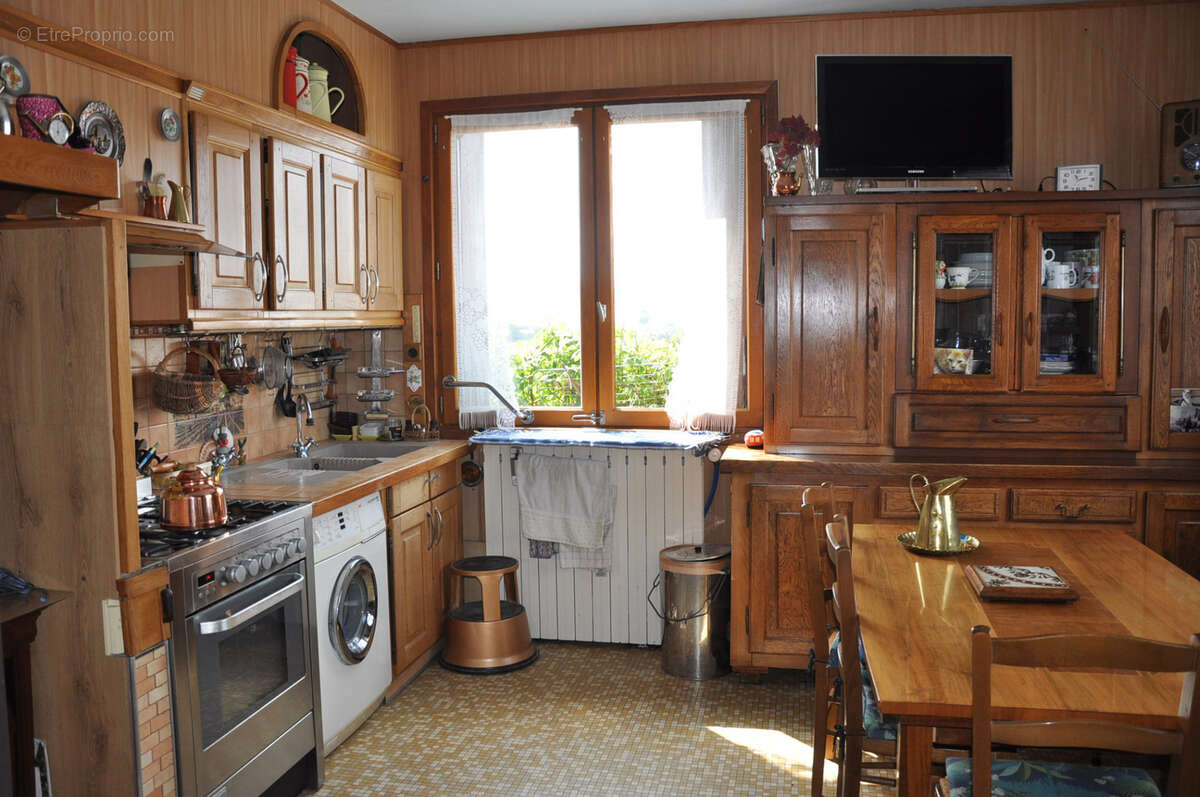 VENTE EN VIAGER OCCUPE, Beau pavillon de 1966, avec 4 chambres, grand jardin paysager et vues superbes... - photo 6