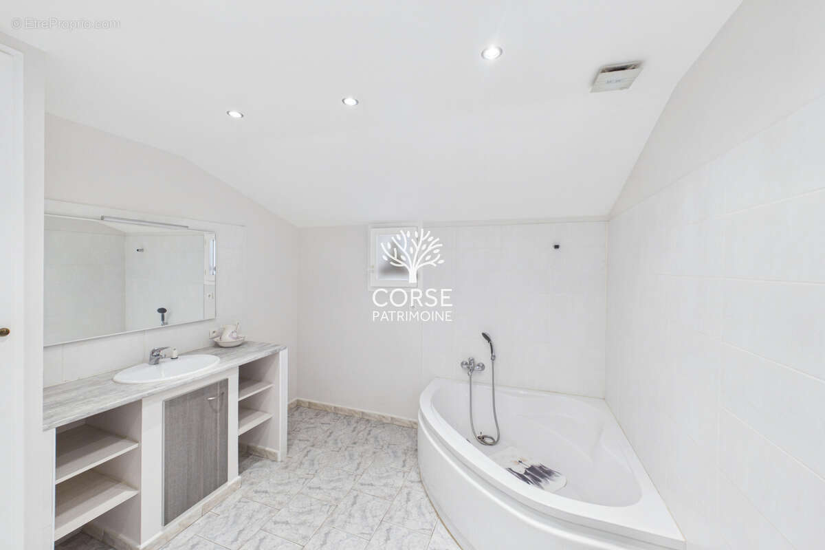 Maison familiale de 190 m2 sur terrain constructible de 2 000 m2   Un potentiel rare à exploiter - photo 13