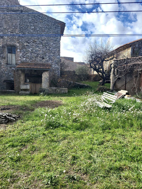 Terrain constructible avec maison en ruine, jardin et dépendances - photo 4