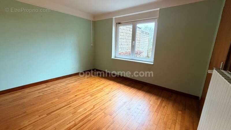 Bertrange - maison de ville de 95 m² avec 2 chambres, une terrasse ! fort potentiel ! - photo 9