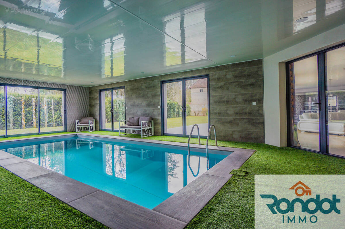 Maison 10 pièces / 6 chambres / 380 m2 / 2045 m2 terrain + piscine intérieur - photo 1
