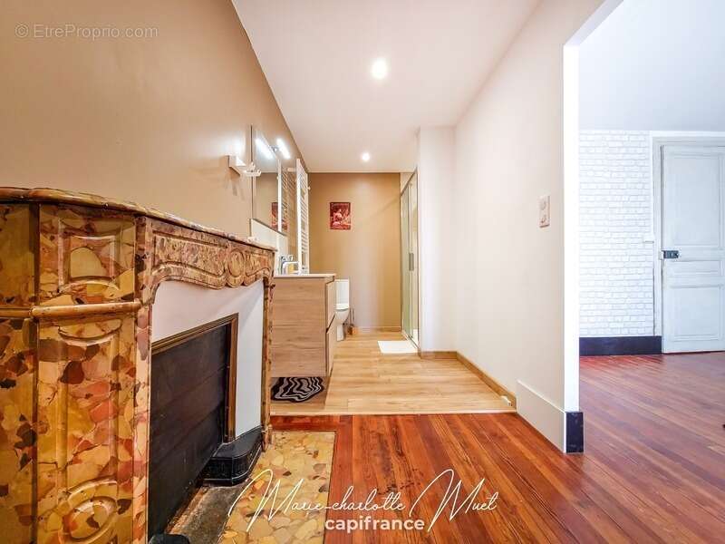 Maison à BAGE-LE-CHATEL