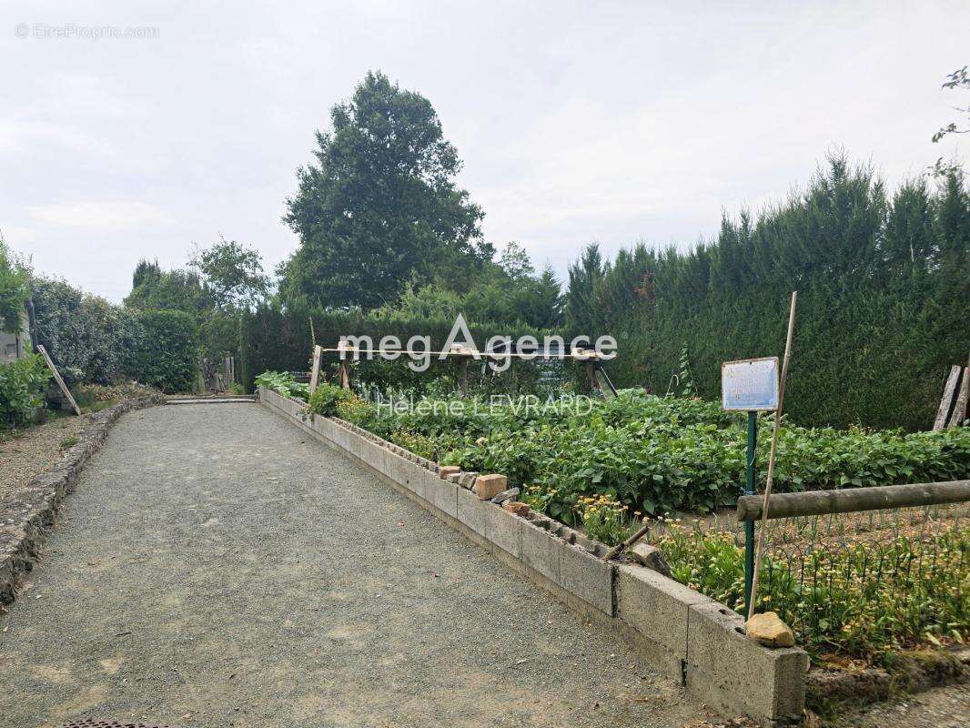 Terrain de loisirs avec plan d'eau et jardin - photo 3