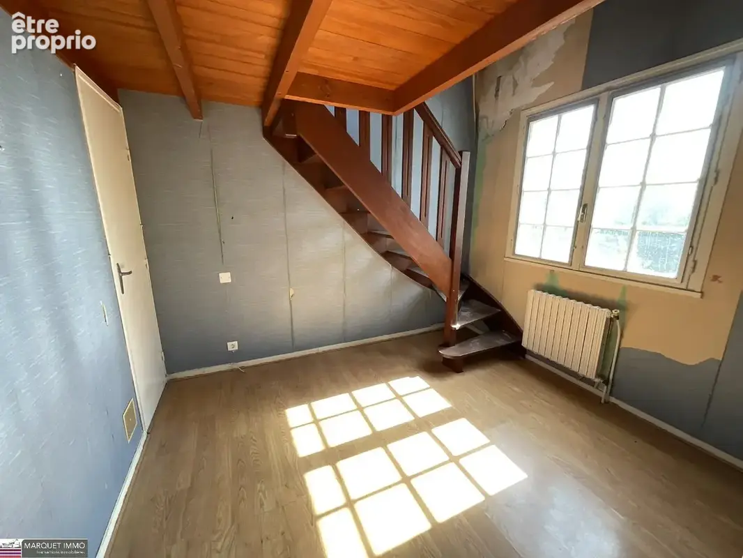 Cadre verdoyant et calme pour cette maison traditionnelle T6 de 141 m², en 3 faces, sur un terrain clos, arboré, piscinable et i - photo 14