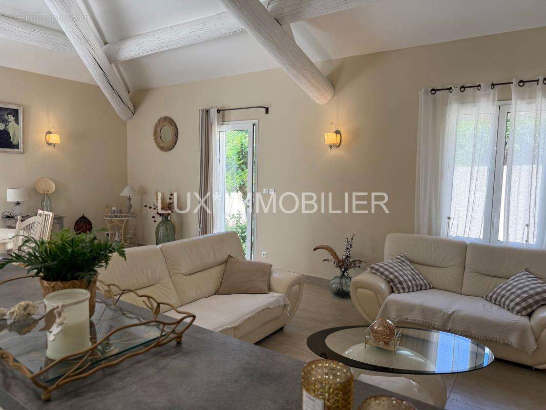 Noves - villa d'architecte, piscine pool-house, centre calme - photo 25