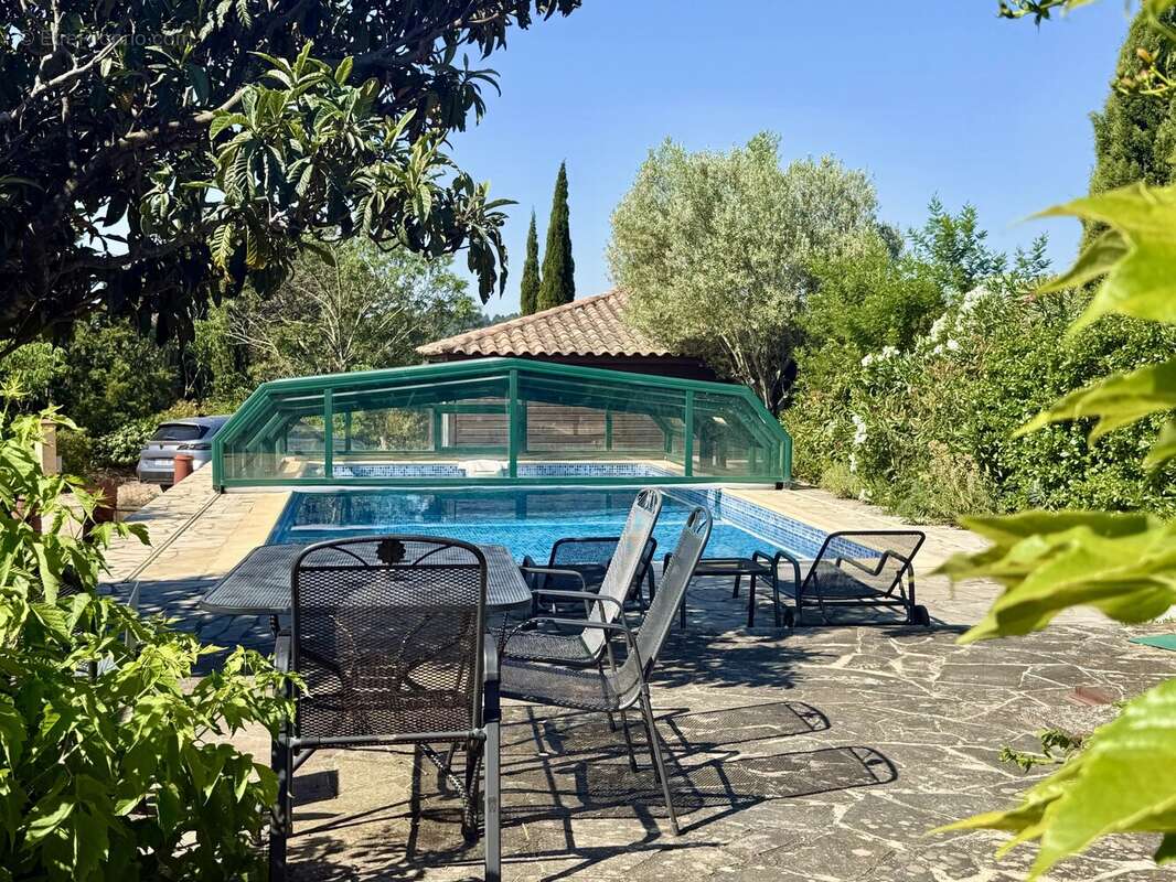 Maison de plain-pied rénovée avec 4 chambres, piscine et garage - photo 2
