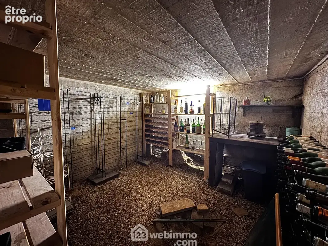 Une belle cave à vin.
