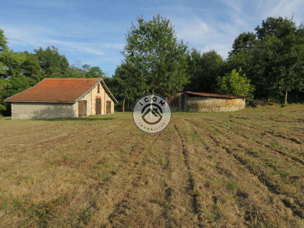 Terrain à CARCARES-SAINTE-CROIX
