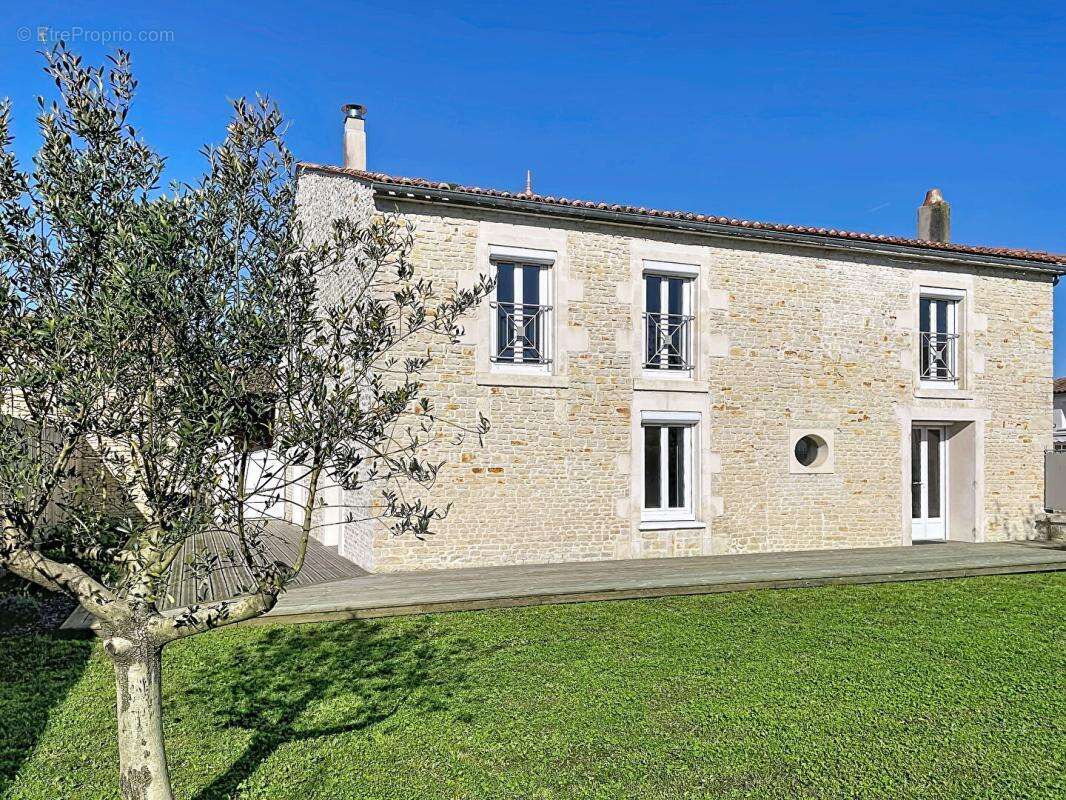 Belle demeure en pierre rénovée centre village 232 m2, 5 chambres, jardin, dépendance - photo 17
