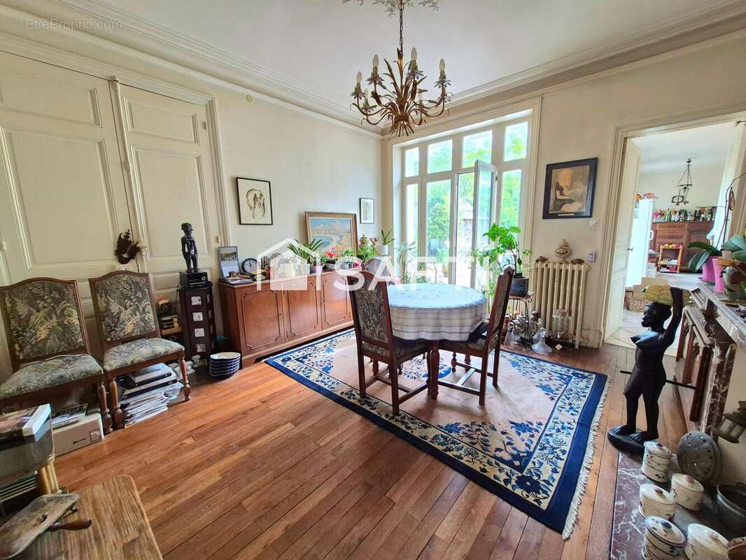 Maison 255 m² à Descartes  - photo 8