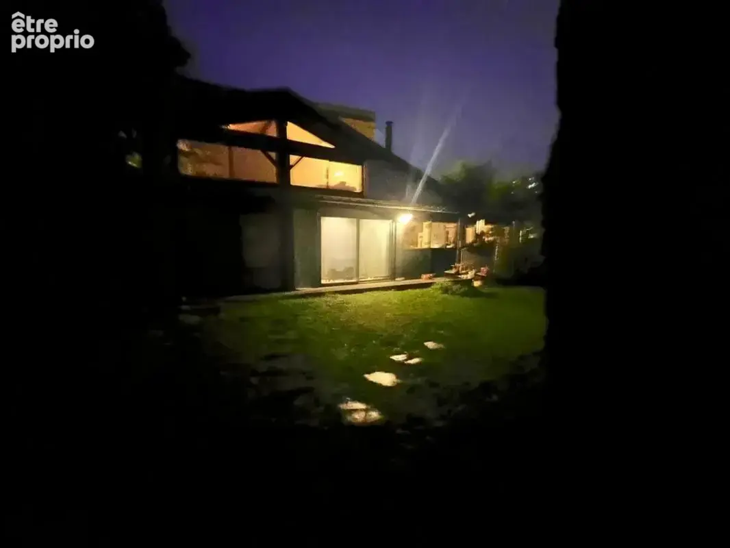 Très bel ensemble immobilier avec jardin et piscine offrant une belle rentabilité locative: 2 maisons non mitoyennes et un immeu - photo 2