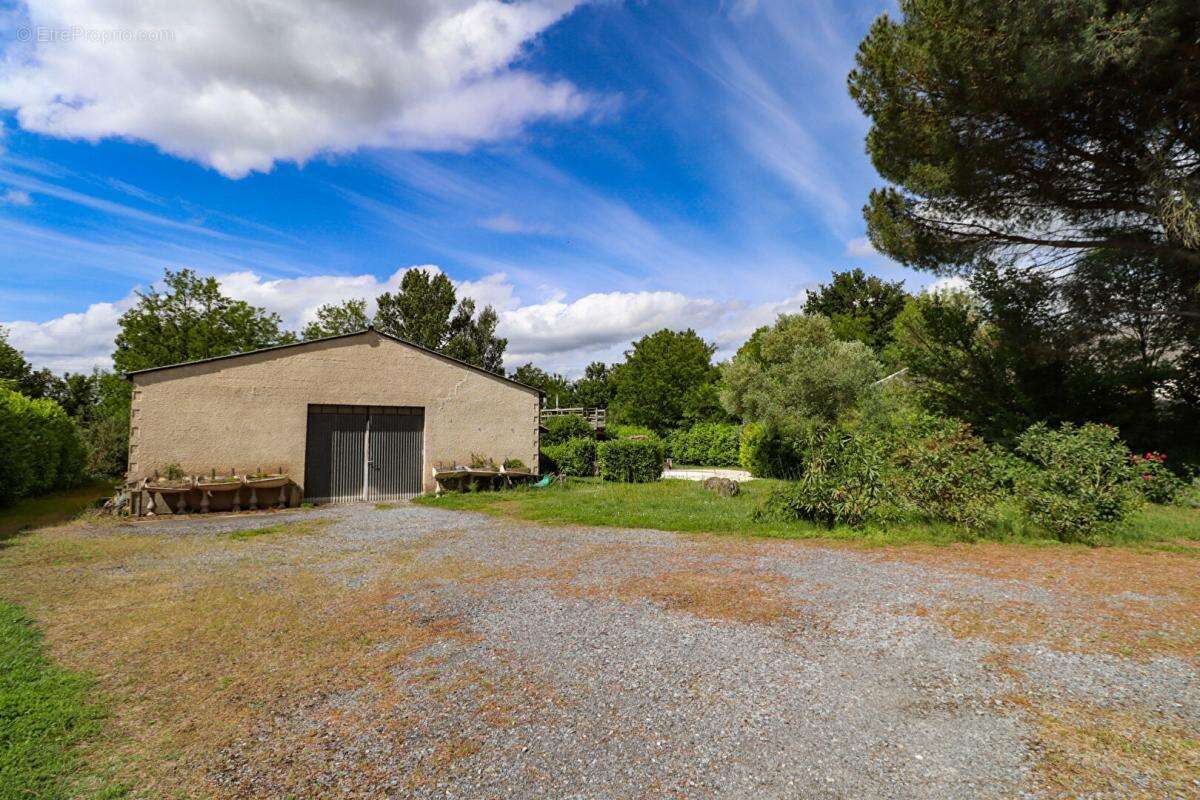 À vendre - Maison familiale 160 m² avec piscine, grand terrain et hangar  - Aussillon (81) - photo 16