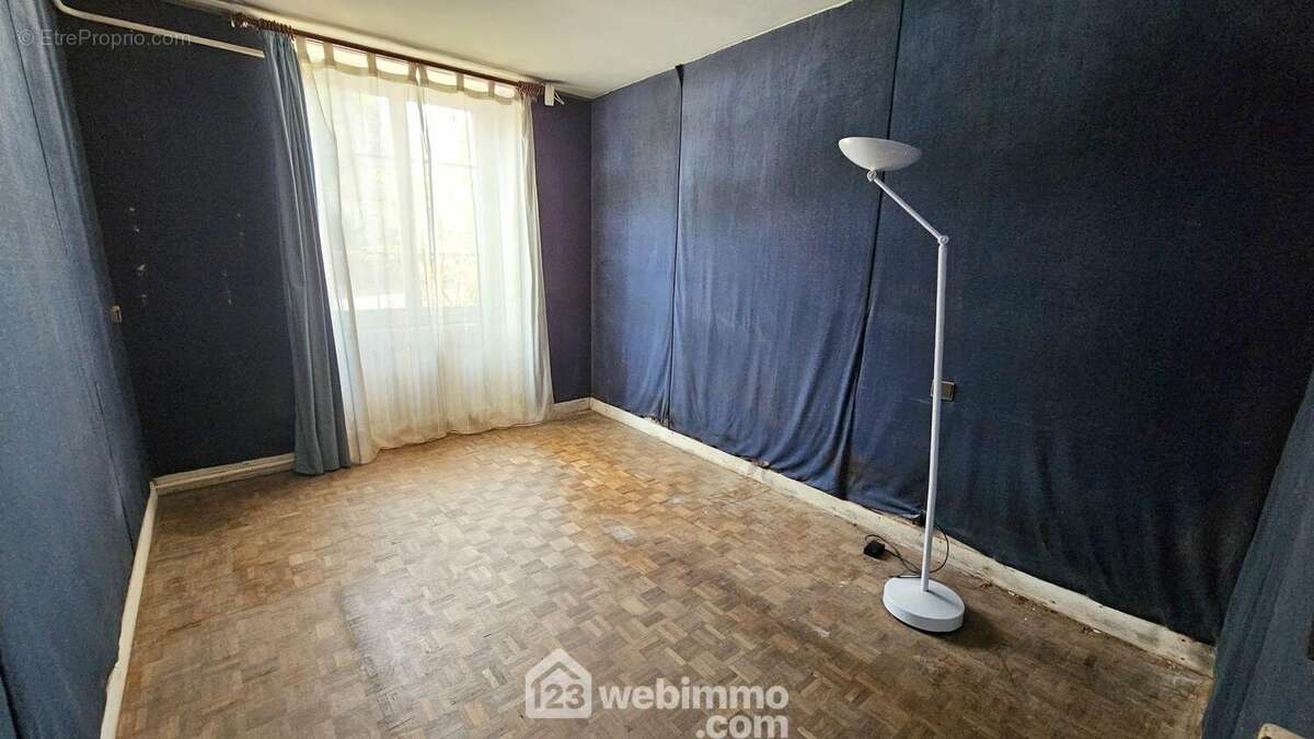 Au RDC, une chambre de 11 m² toute parquetée. - Maison à MOIGNY-SUR-ECOLE