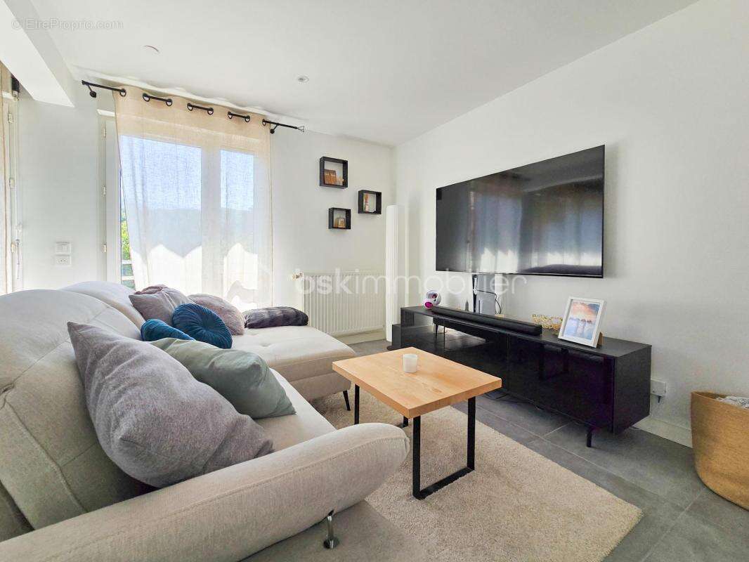 EYBENS – Dernier étage – Appartement rénové avec goût, balcon et potentiel 2 chambres - photo 3