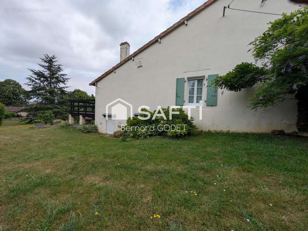 Maison 124 m² à Bioussac  - photo 7