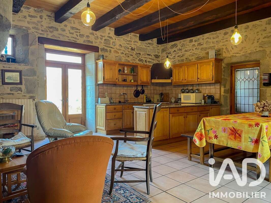 377 m² à Ambeyrac  - photo 5