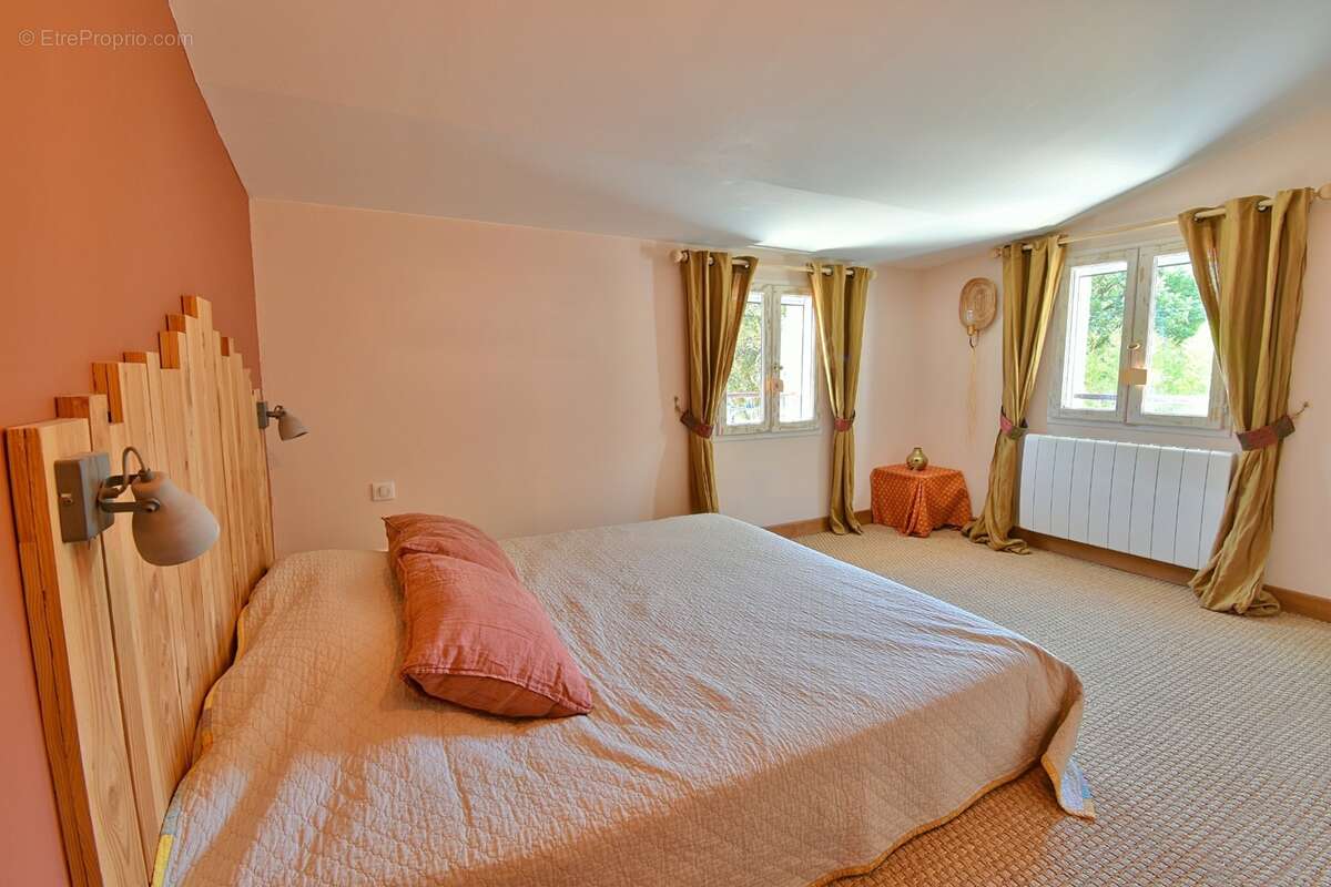 Maison à vendre 10 pièces EGUILLES (13), maison avec dépendances de 215 m², sur 3 230 m² avec piscine - photo 9
