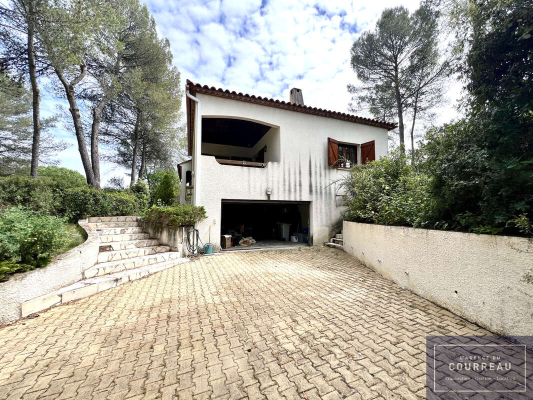 Maison à SAINT-CLEMENT-DE-RIVIERE