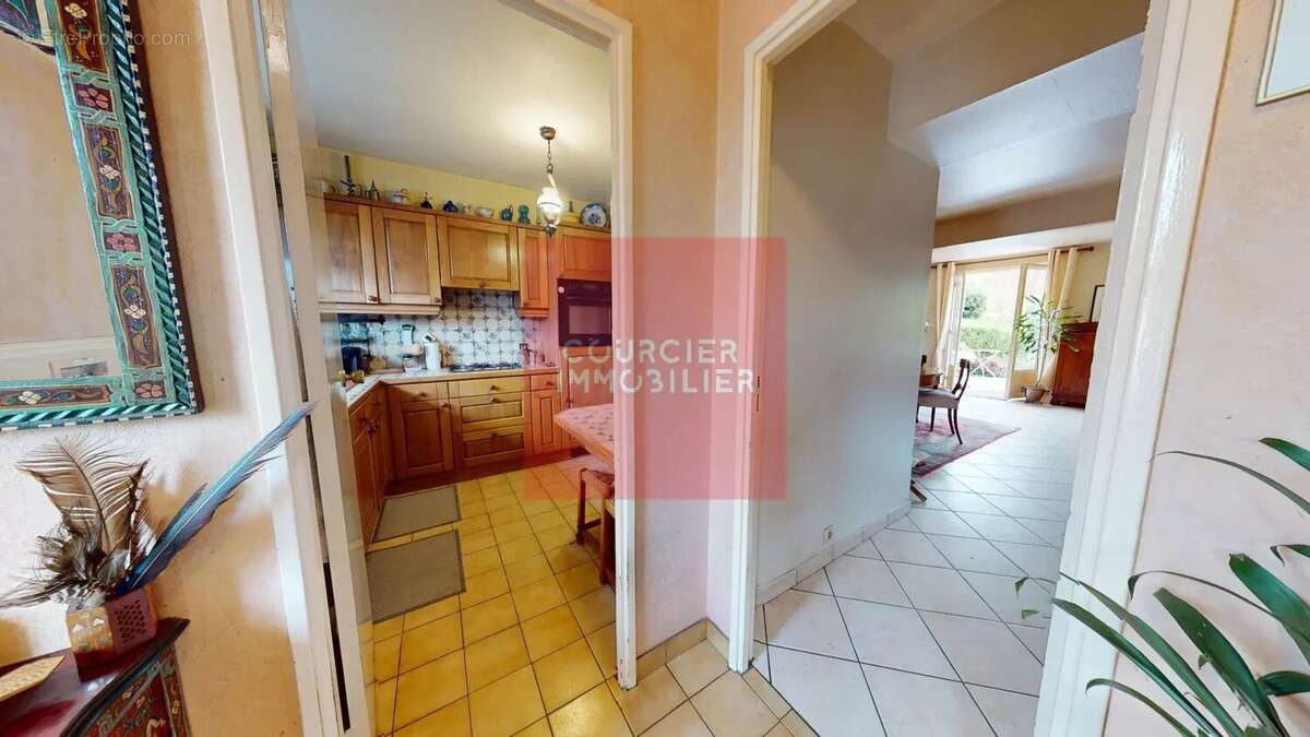 Maison à LE MESNIL-SAINT-DENIS