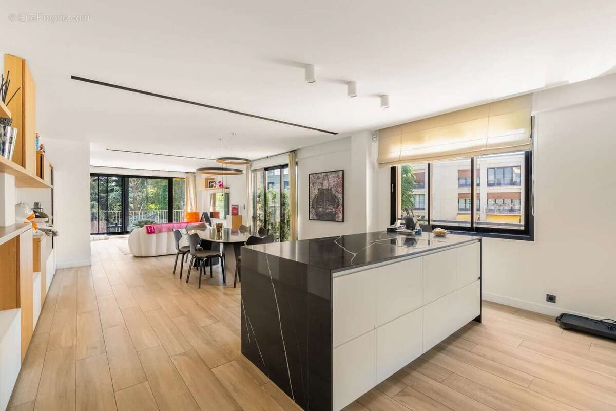 Appartement à NEUILLY-SUR-SEINE