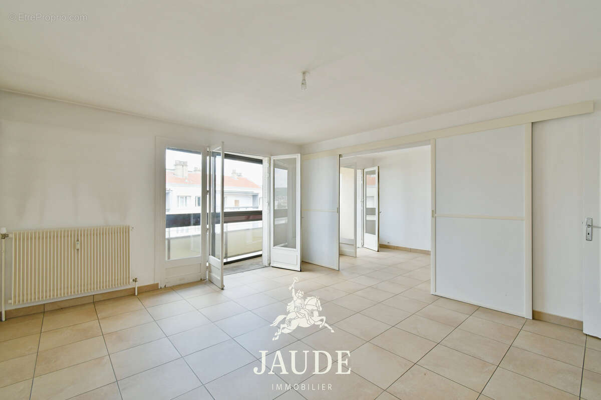 F3 DERNIER ÉTAGE  lumineux de 68 m2 avec GARAGE   94 boulevard Lafayette, Clermont-Ferrand - photo 3