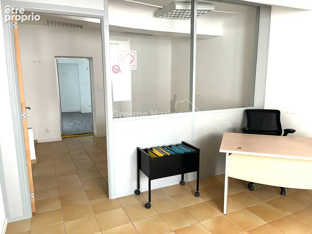Local de 55 m² (de surface utile) avec multi-activités possibles,  équipé de la fibre -et aux normes incendie PMR et déficients  - photo 2
