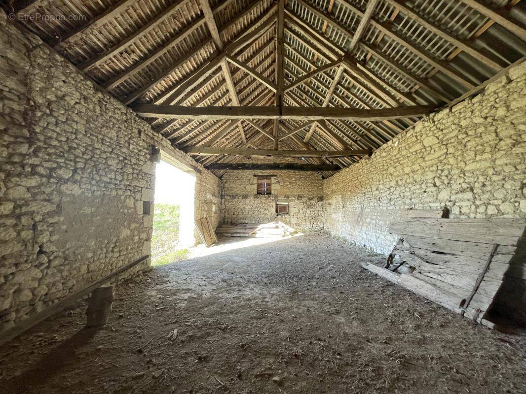 Parking à AVAILLES-EN-CHATELLERAULT