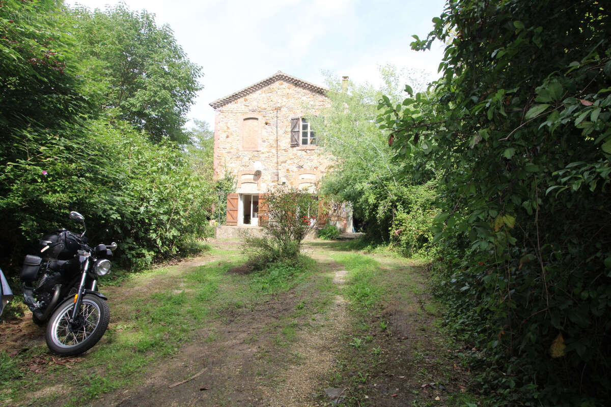 Maison de caractere d'un volume 333 m2  + dependance 86 m2. - photo 9