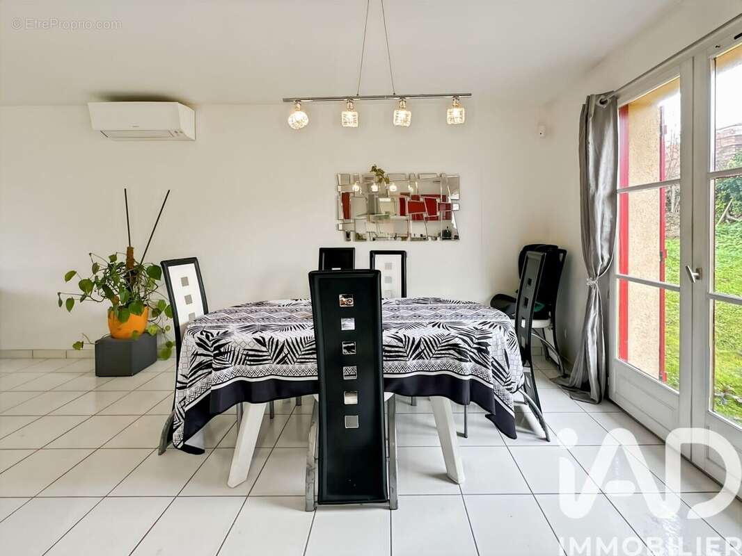 Photo 2 - Maison à VOISINES