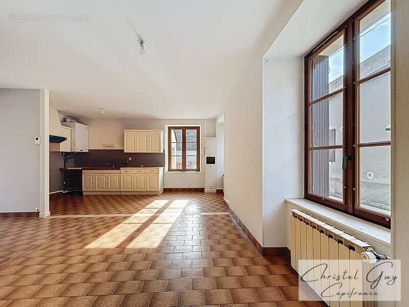 MONTVAL SUR LOIR (72500)centre ville, maison plain-pied à vendre T4 avec garage sur parcelle de 315 m² - photo 2