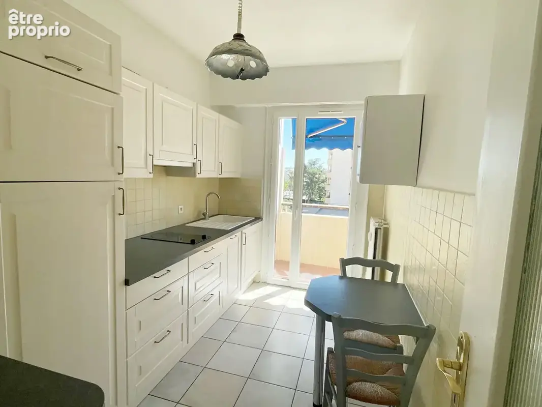HYERES - T2 - 49 m² - terrasse - stationnement - cave - photo 2